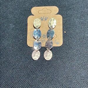 Dangling earrings 